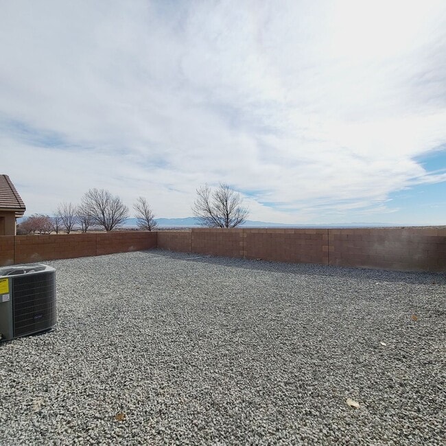 Building Photo - 3 bed 2 bath home in Huning Ranch!  MOVE IN SPECIAL!