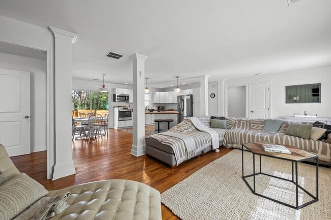 Building Photo - 414 Charles Pl