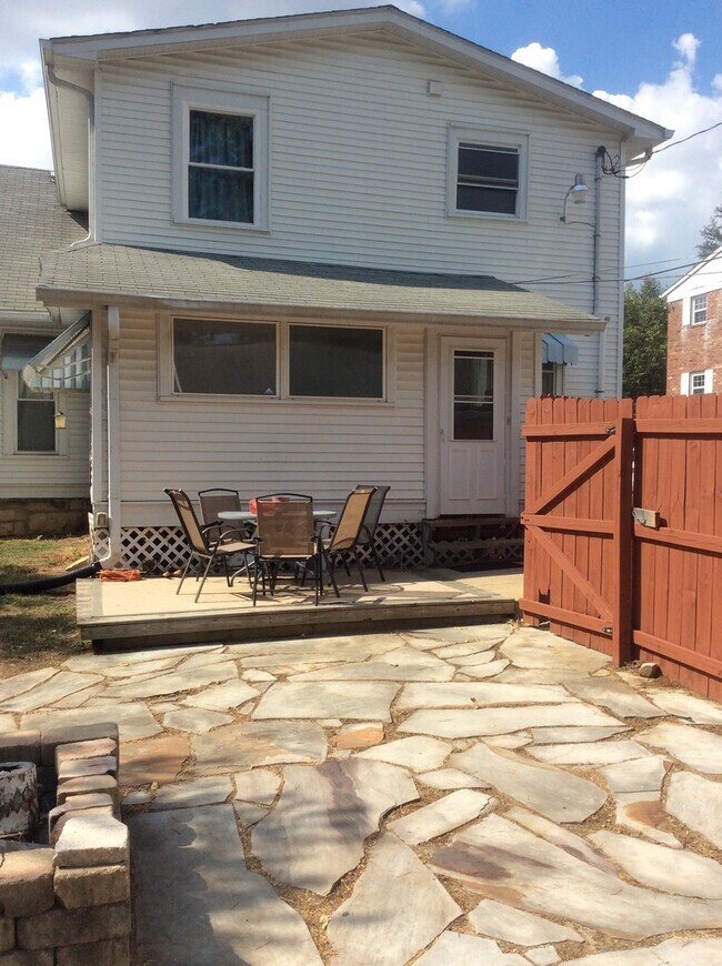 Building Photo - 515 S Fess Ave