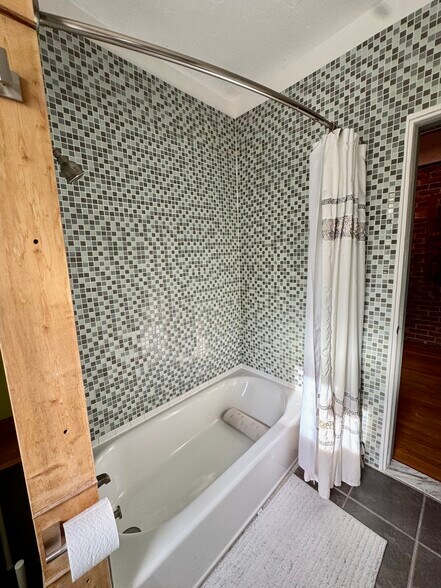 Building Photo - 48 Kent St