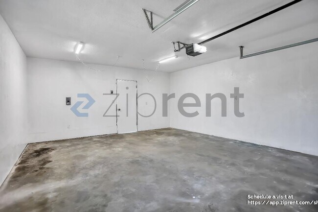 Building Photo - 1331 W Yale Ave