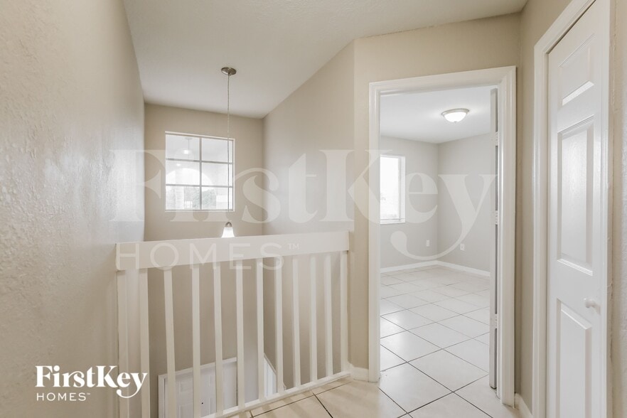 Building Photo - 10561 SW 161st Ave