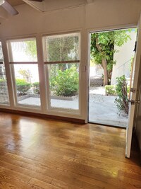 Building Photo - 1909 Beachwood Dr