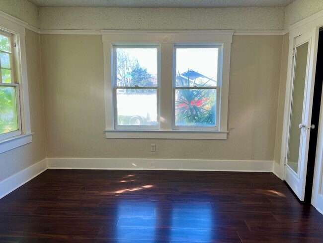 Building Photo - 1042 N Harrison Ave