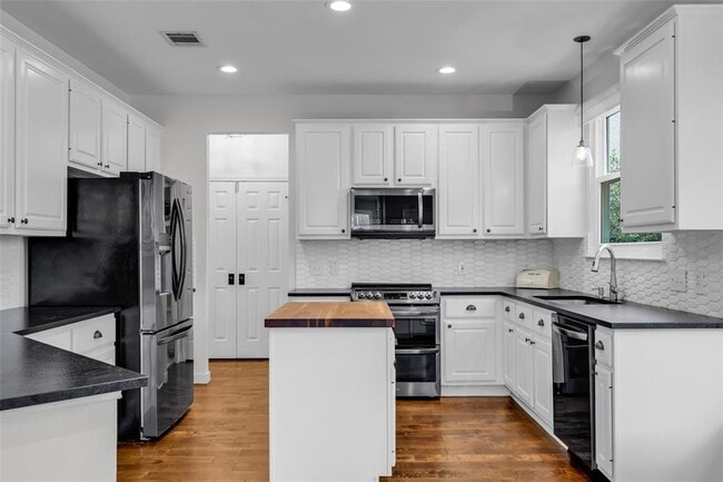 Building Photo - 11500 Emerald Falls Dr