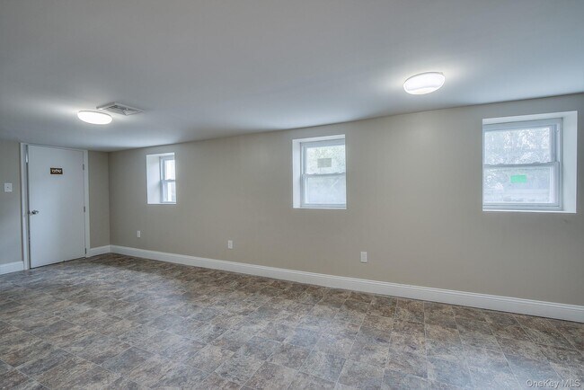 Building Photo - 535 E Walnut St