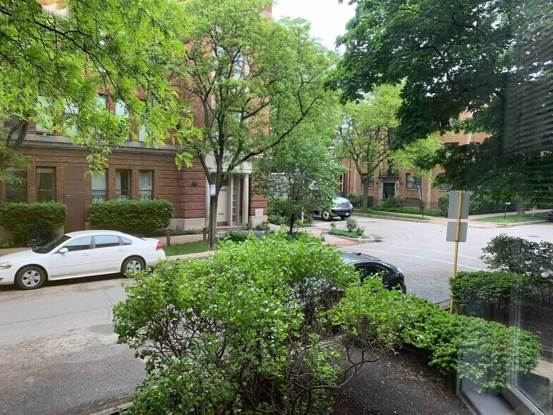 Building Photo - 1039 W Barry Ave