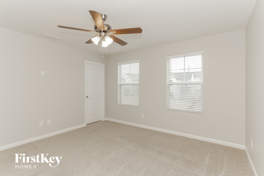 Building Photo - 10226 Holly Park Dr