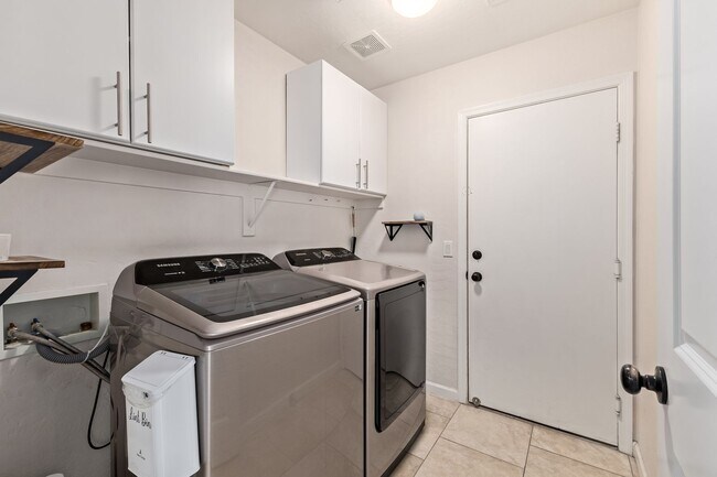 Building Photo - 10778 W Cambridge Ave