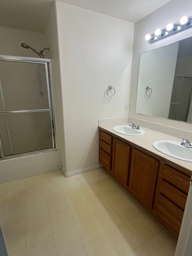 Building Photo - Beautiful Large 3 bedroom 2.5 bath home