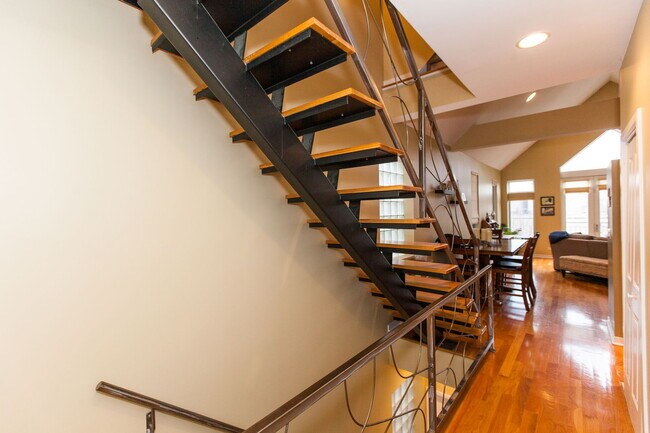 Building Photo - 928 S Wood St