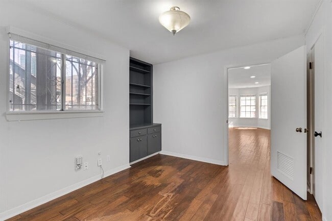 Building Photo - 1704 San Antonio St