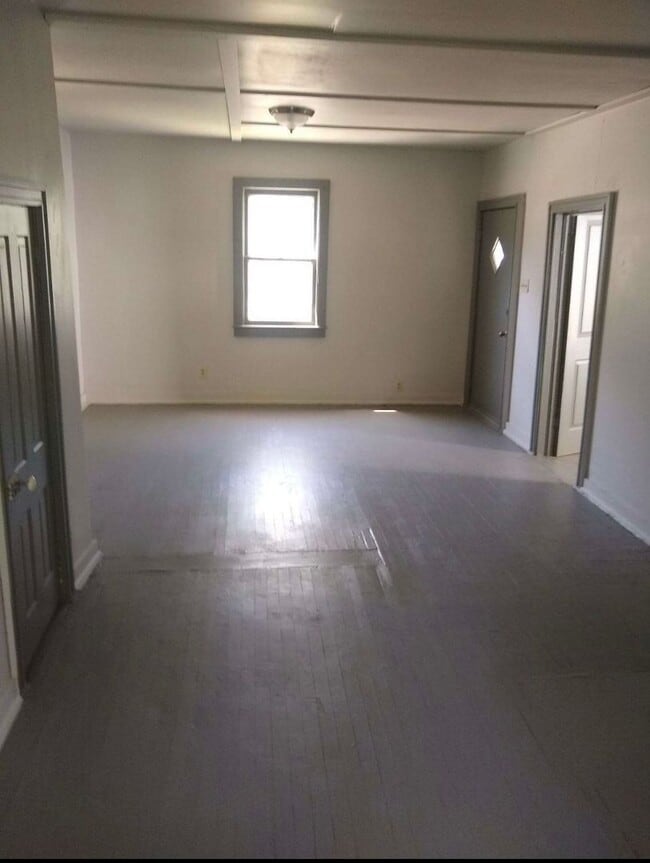 Building Photo - $795 - 2 bed 1 bath - Single Family Home
