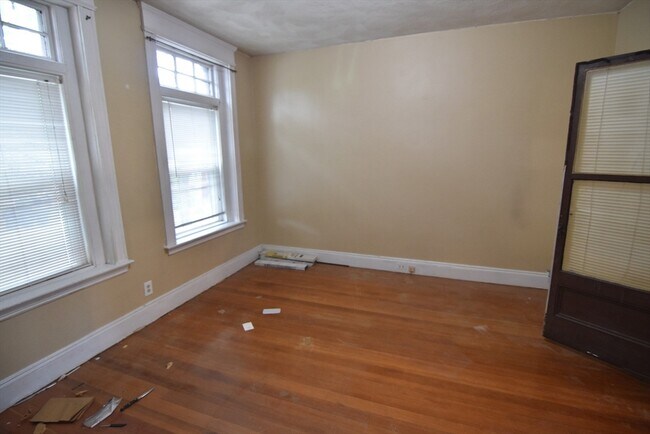 Building Photo - 1887 Beacon St