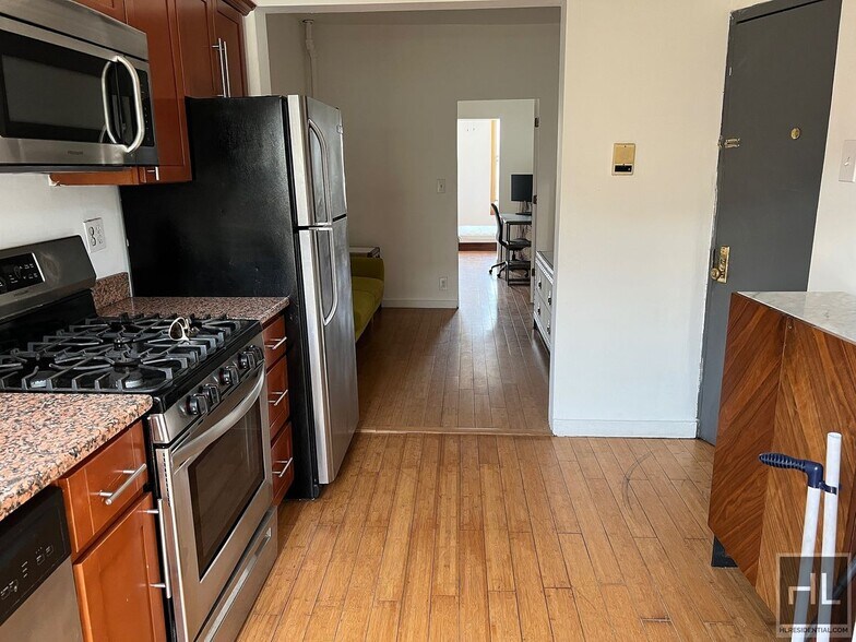 Building Photo - 1.5BR 1BA Red Hook Loft Style Railroad Apa...