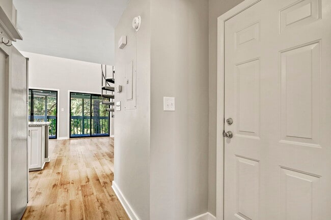 Building Photo - 500 Fairway Village Dr