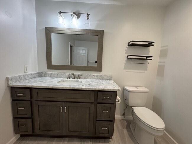 Building Photo - Spacious 3/2.5 House in Twickenham Estates...