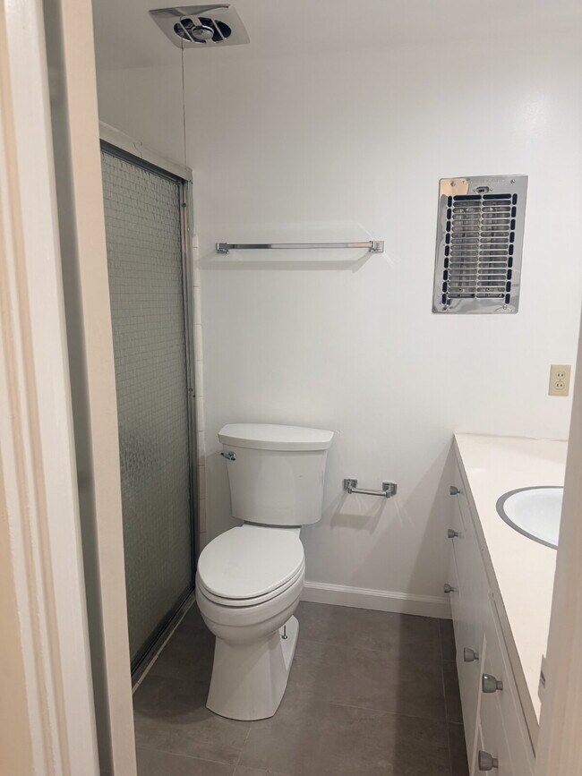 Building Photo - Convenient Oasis  2 Bedrooms / 2 Bathrooms