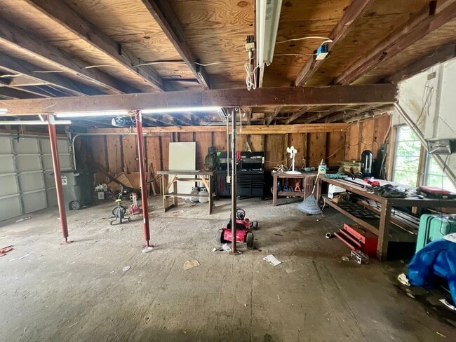 Building Photo - 4 Bedroom 2 Bathroom Fenced Moline Home