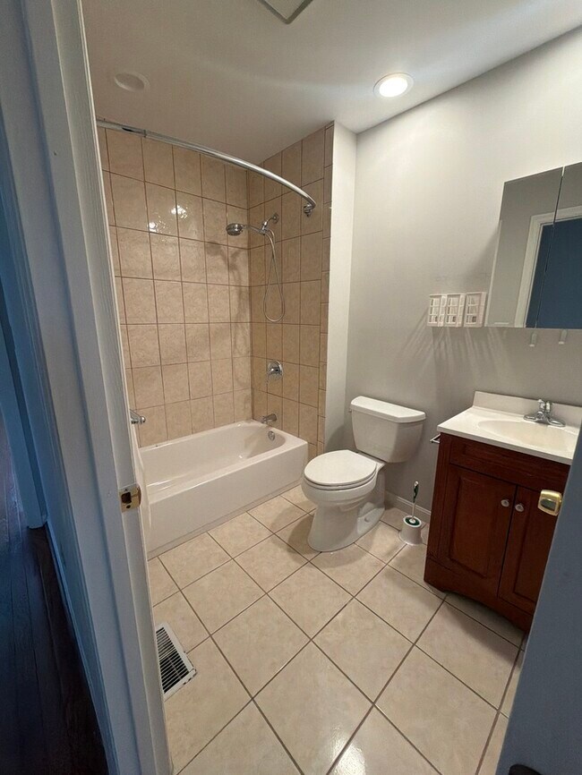 Building Photo - 2 bed 2.5 bath walk out finished basement