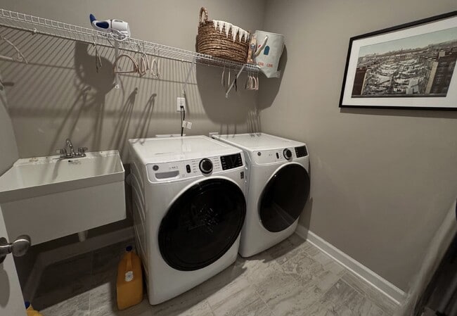 Building Photo - FURNISHED: Previous Model Home, For Rent 3 bedrooms/2.5 baths/2nd Floor Family Room w/kitchenette...
