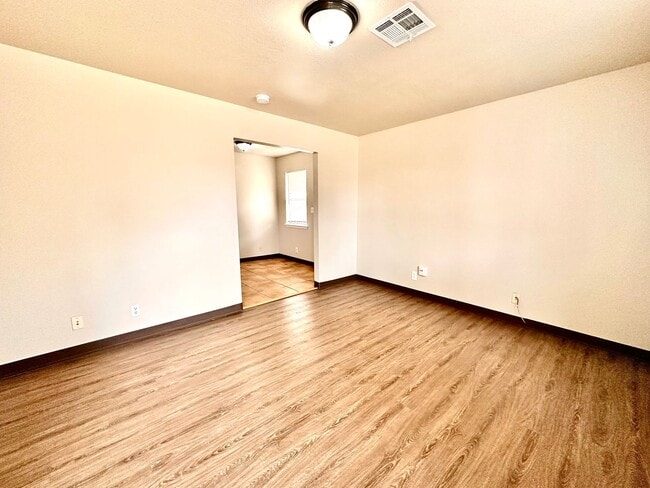 Building Photo - Cute 2-Bed Home with Hardwood Floors and G...