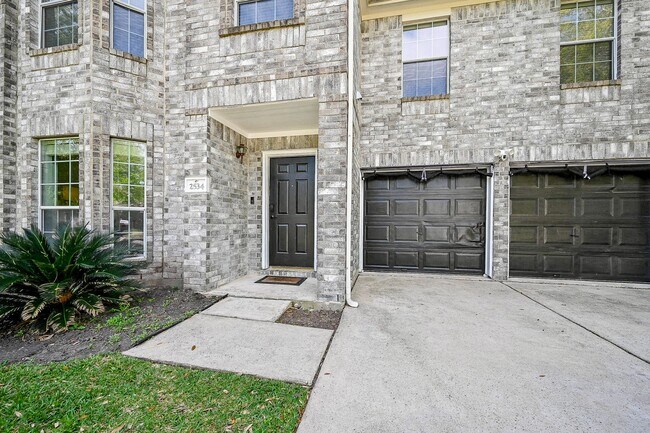 Building Photo - 2534 Halstead Dr