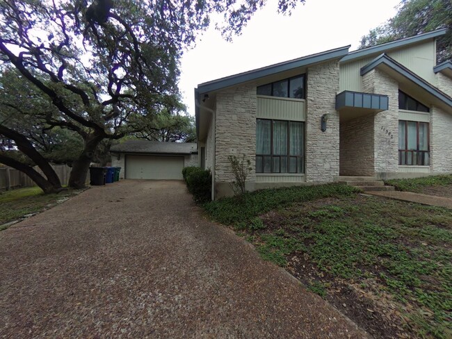 Building Photo - Spacious 4-bedroom Home