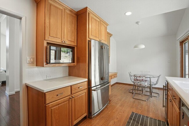 Building Photo - 1281 Crestview Dr