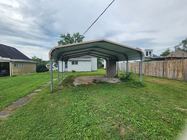 Building Photo - 2 Bedroom House in Clinton, In
