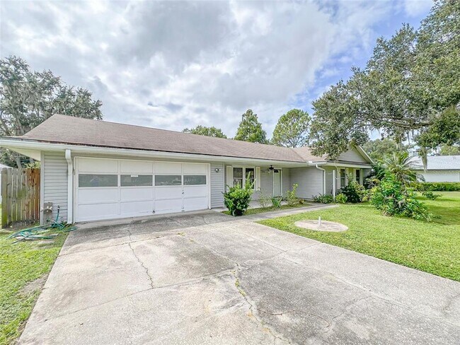 Building Photo - 2926 Forestgreen Dr S