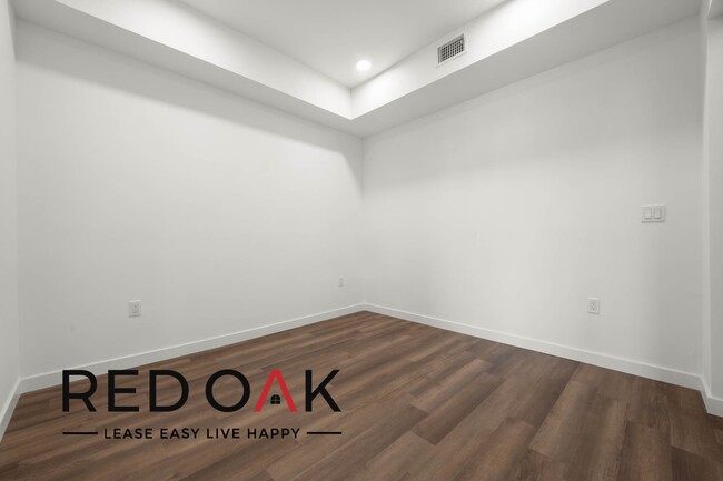 Building Photo - Beautiful One Bedroom Penthouse with Tons ...