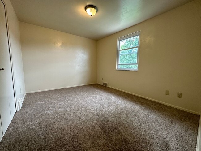 Building Photo - Enticing 2BR Townhouse with Central A/C an...