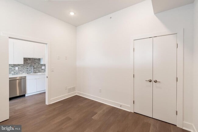 Building Photo - 813 N Broad St