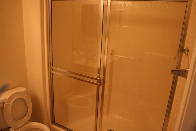 Building Photo - 2 Bed, 2 Bath, downstairs, 1 Story Unit, 1...