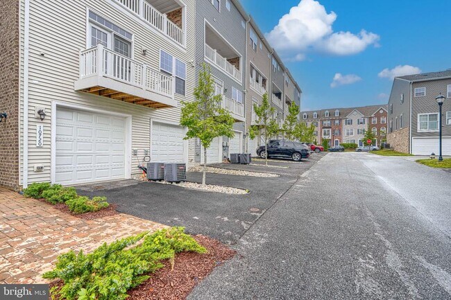 Building Photo - 10720 Presidential Pkwy