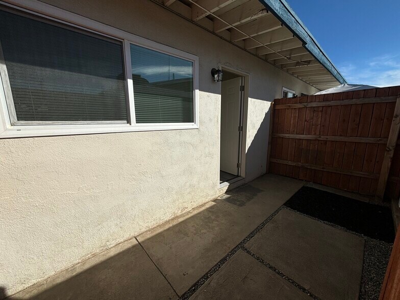 Building Photo - 475 W Ramona Dr