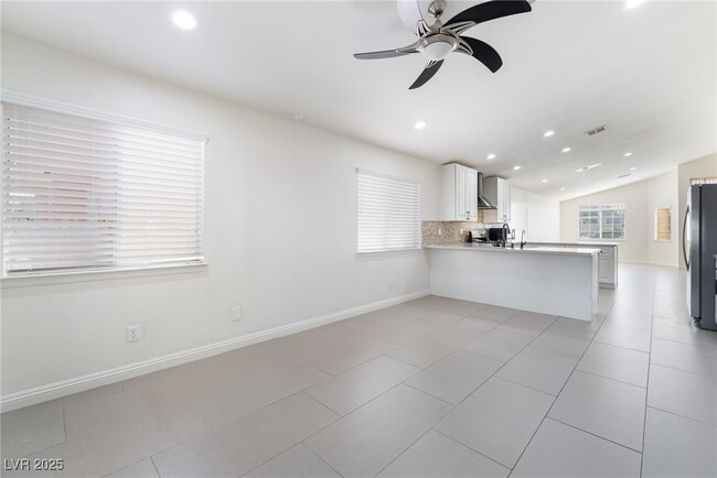 Building Photo - 9216 Sun Rose Ave