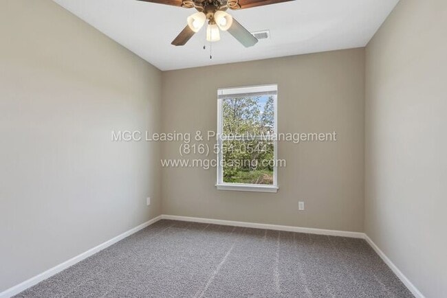 Building Photo - 2 Bedroom at Beautiful Serrano Townhomes in Kansas City - North of the River!