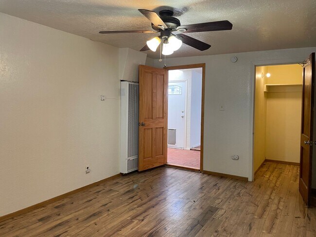 Building Photo - Bel-Air Neighborhood 2 Bed!