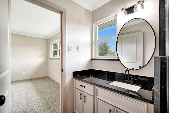 Building Photo - 1914 Monroe Dr