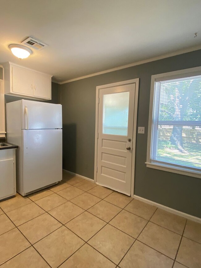 Building Photo - Cozy 2-bedroom 1-bathroom duplex Located i...