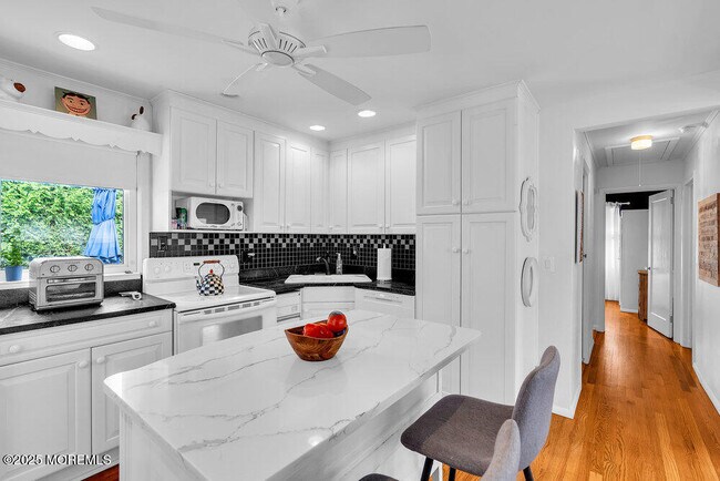 Building Photo - 407 8th Ave