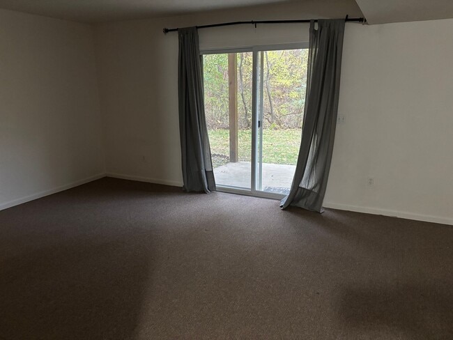 Building Photo - Grand Ridge condo available now.  Forest H...