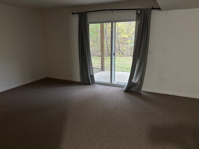 Building Photo - Grand Ridge condo available now.  Forest Hills Eastern Schools.