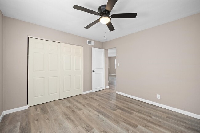 Building Photo - 6 Manor Dr