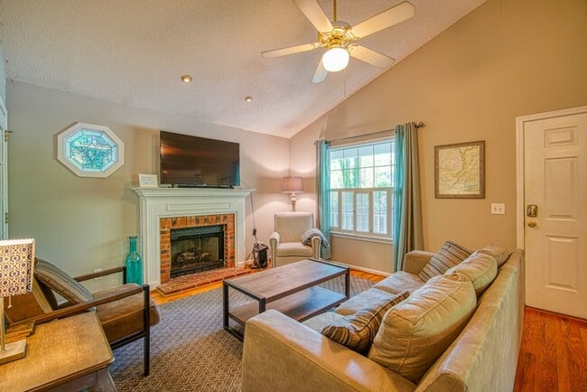 Building Photo - Adorable 2 BR, 2 BA Home - Greater North Main Area, Greenville