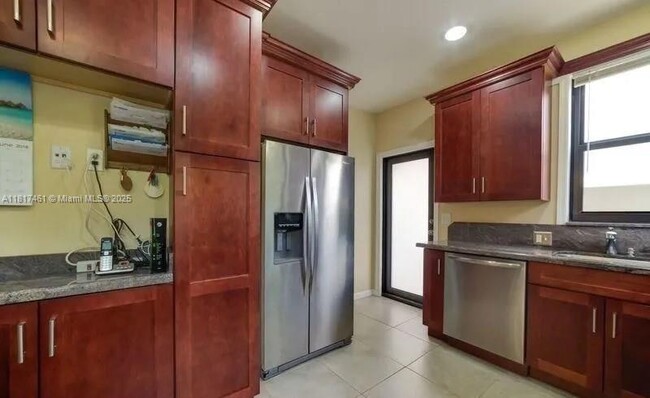 Building Photo - 418 SW 18th Ct