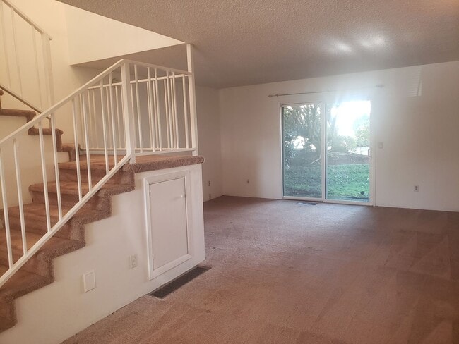 Building Photo - Charming Townhouse! Water Sewer and Garbage Included!