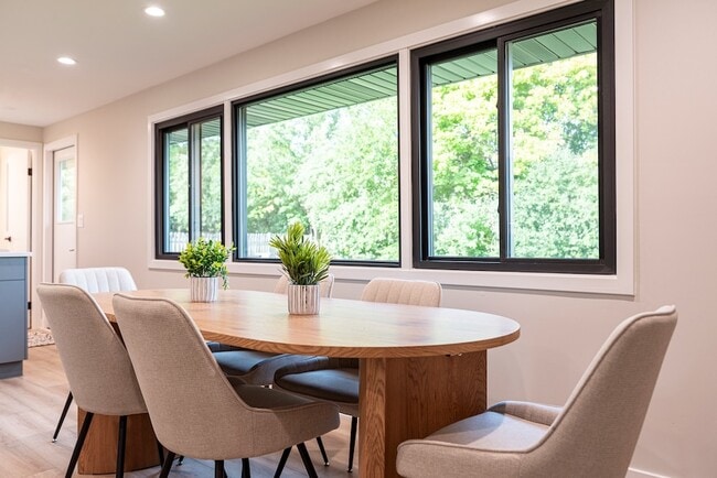 Building Photo - 208 W Hartford Dr